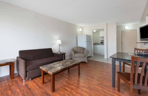 Cambridge Hotel | Super 8 by Wyndham Cambridge/Kitchener/Waterloo Area