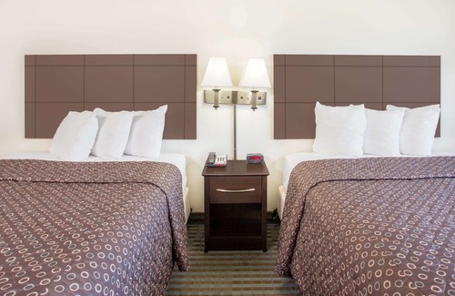 Cedar Falls Hotel | Super 8 by Wyndham Cedar Falls IA - University