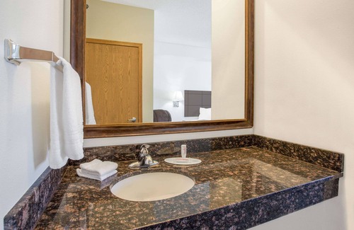 Cedar Falls Hotel | Super 8 by Wyndham Cedar Falls IA - University