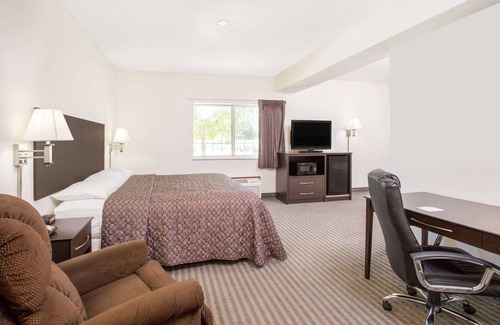 Cedar Falls Hotel | Super 8 by Wyndham Cedar Falls IA - University