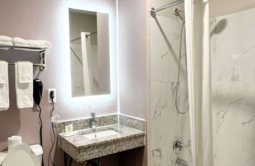Southwest Area Hotel | Super 8 by Wyndham Cedar Rapids