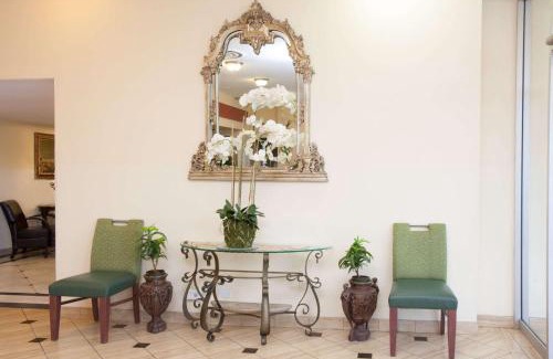 Melrose Park Hotel | Super 8 by Wyndham Chicago Northlake O'Hare South