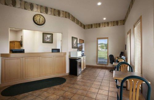 Collinsville Hotel | Super 8 by Wyndham Collinsville St. Louis