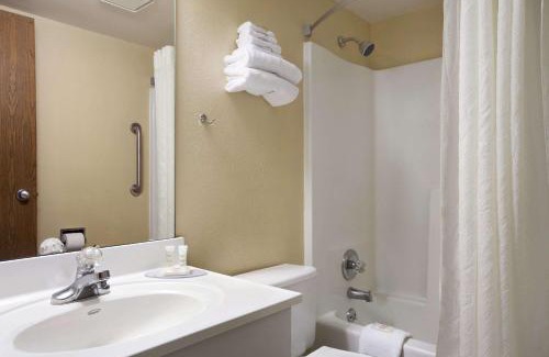 Collinsville Hotel | Super 8 by Wyndham Collinsville St. Louis