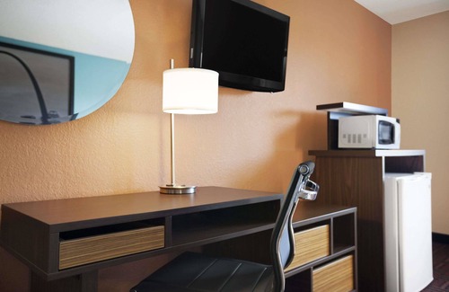 Collinsville Hotel | Super 8 by Wyndham Collinsville St. Louis