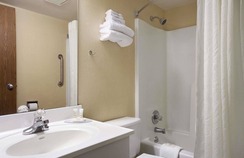 Collinsville Hotel | Super 8 by Wyndham Collinsville St. Louis