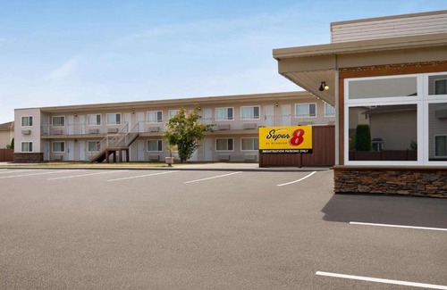 Courtenay Hotel | Super 8 by Wyndham Courtenay