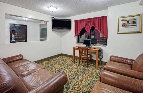 Crystal Lake Hotel | Super 8 by Wyndham Crystal Lake