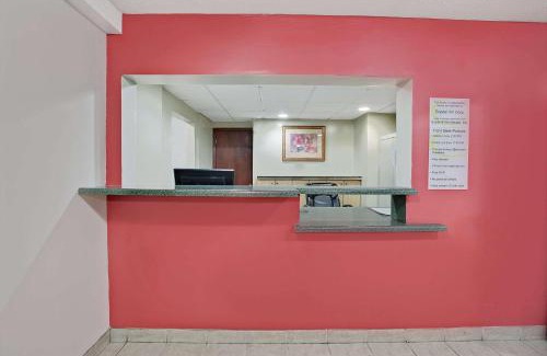 Crystal Lake Hotel | Super 8 by Wyndham Crystal Lake