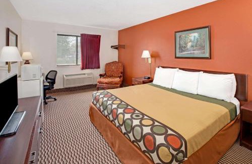 Crystal Lake Hotel | Super 8 by Wyndham Crystal Lake