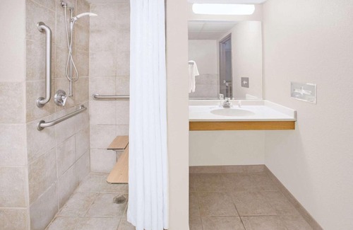 Quad Cities Hotel | Super 8 by Wyndham Davenport