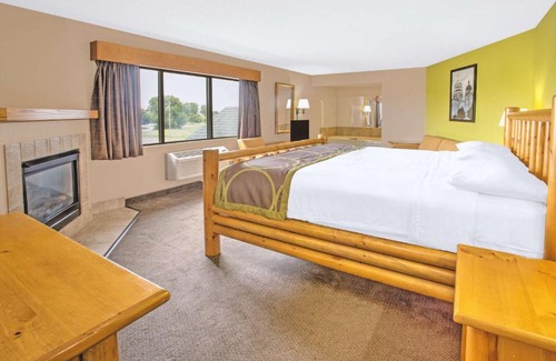 Quad Cities Hotel | Super 8 by Wyndham Davenport