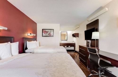 Deerfield Hotel | Super 8 by Wyndham Deerfield/Northbrook