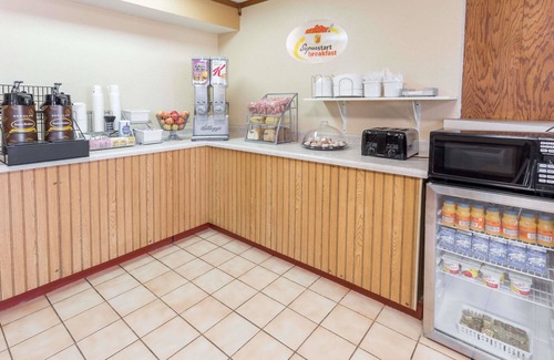 Dixon Hotel | Super 8 by Wyndham Dixon
