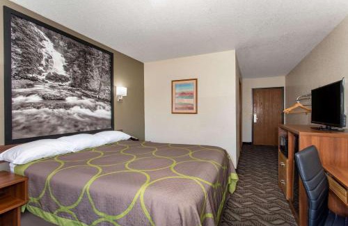 Dubois Hotel | Super 8 by Wyndham Dubois