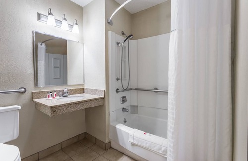 Dubuque Hotel | Super 8 by Wyndham Dubuque