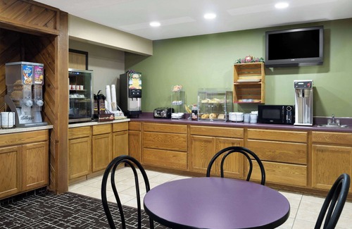Dyersville Hotel | Super 8 by Wyndham Dyersville near Field of Dreams
