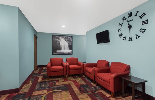 Eau Claire Hotel | Super 8 by Wyndham Eau Claire I-94