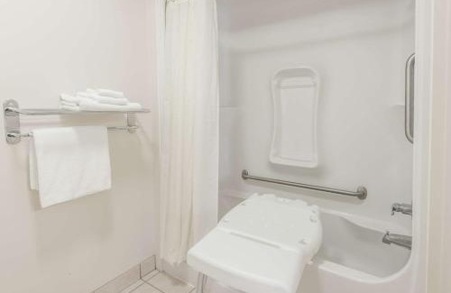 Northwest Edmonton Hotel | Super 8 by Wyndham Edmonton/West