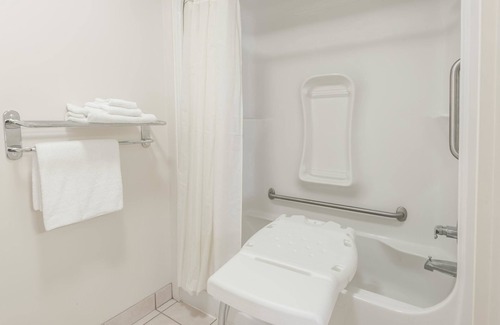 Northwest Edmonton Hotel | Super 8 by Wyndham Edmonton/West