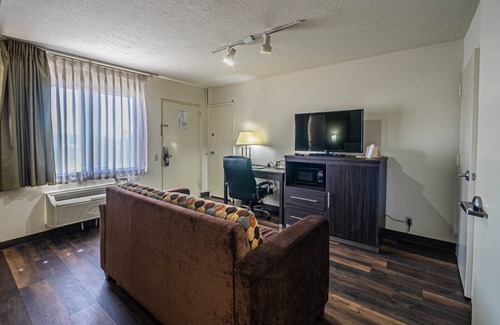 Biggs Field Hotel | Super 8 by Wyndham El Paso Airport