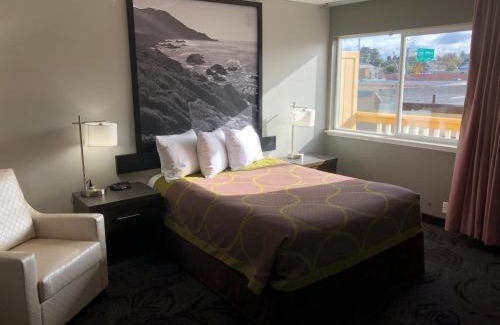 Downtown Hotel | Super 8 by Wyndham Eureka