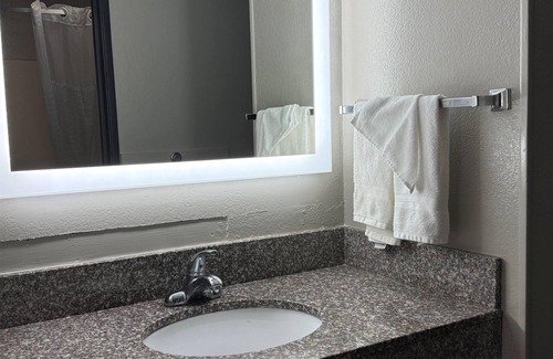 Evansville Hotel | Super 8 by Wyndham Evansville East