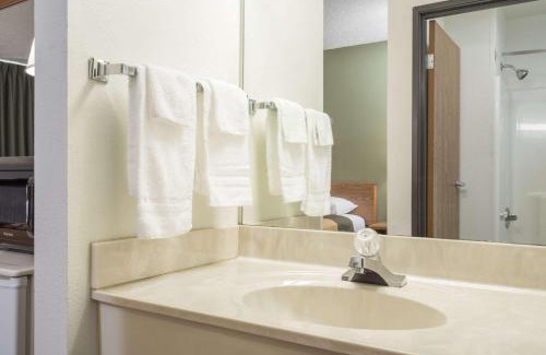 Fond du Lac Hotel | Super 8 by Wyndham Fond Du Lac