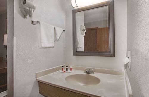 Fort Madison Hotel | Super 8 by Wyndham Fort Madison