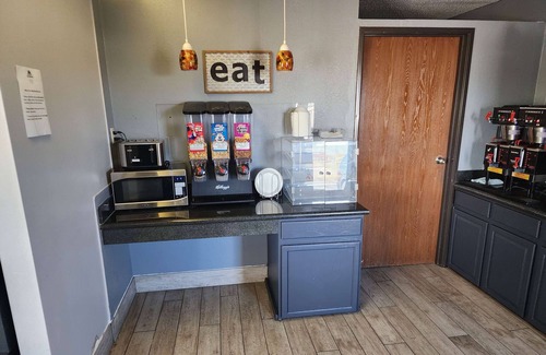Galesburg Hotel | Super 8 by Wyndham Galesburg