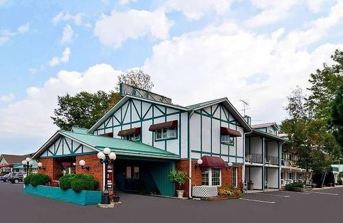 Gananoque Hotel | Super 8 by Wyndham Gananoque - Country Squire Resort