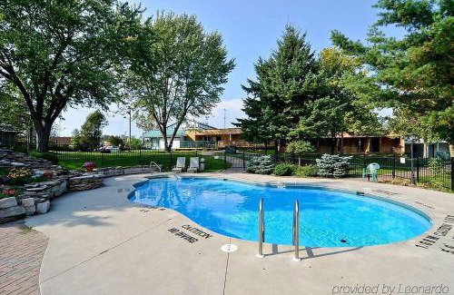 Gananoque Hotel | Super 8 by Wyndham Gananoque - Country Squire Resort