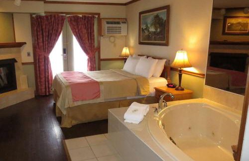 Gananoque Hotel | Super 8 by Wyndham Gananoque - Country Squire Resort