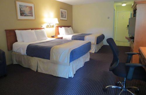 Gananoque Hotel | Super 8 by Wyndham Gananoque - Country Squire Resort