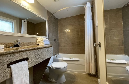 Gananoque Hotel | Super 8 by Wyndham Gananoque/Country Squire Resort