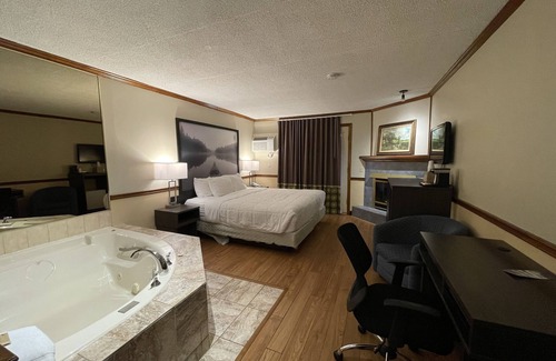 Gananoque Hotel | Super 8 by Wyndham Gananoque/Country Squire Resort