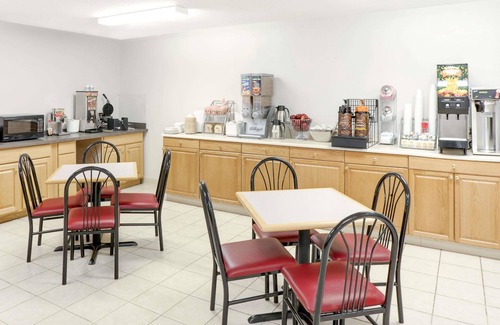 Gas City Hotel | Super 8 by Wyndham Gas City Marion Area