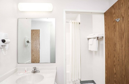 Gas City Hotel | Super 8 by Wyndham Gas City Marion Area