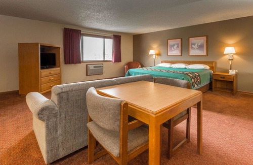 Hartford Hotel | Super 8 by Wyndham Hartford WI