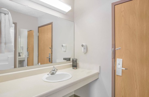Hastings Hotel | Super 8 by Wyndham Hastings