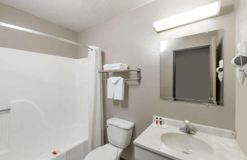 Hays Hotel | Super 8 by Wyndham Hays KS