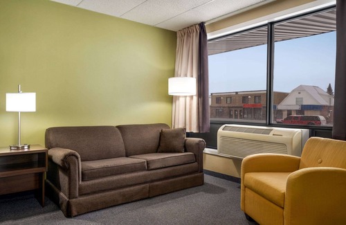 Hearst Hotel | Super 8 by Wyndham Hearst ON