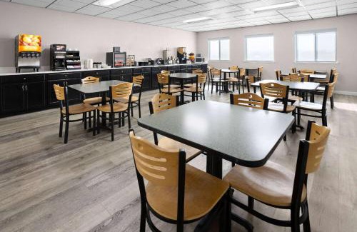 Henrietta Hotel | Super 8 by Wyndham Henrietta/Rochester Area