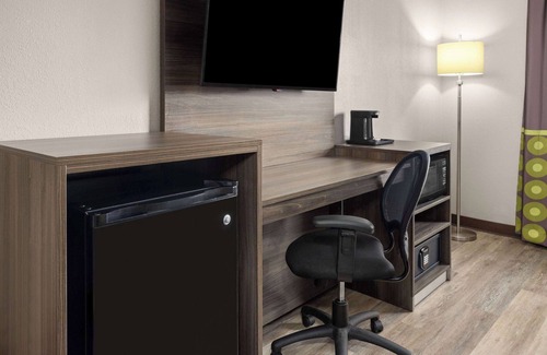 Henrietta Hotel | Super 8 by Wyndham Henrietta/Rochester Area