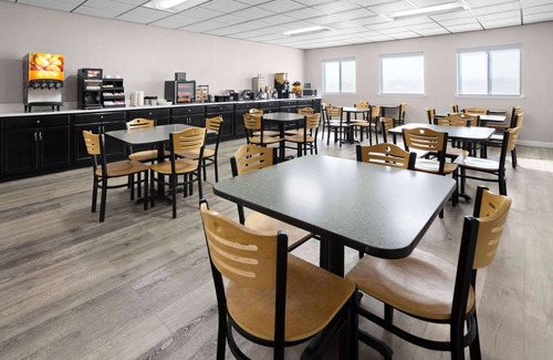 Henrietta Hotel | Super 8 by Wyndham Henrietta/Rochester Area