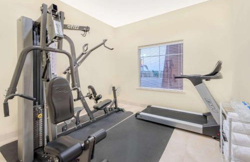 Hidalgo Hotel | Super 8 by Wyndham Hidalgo at La Plaza Mall & Mcallen Airport