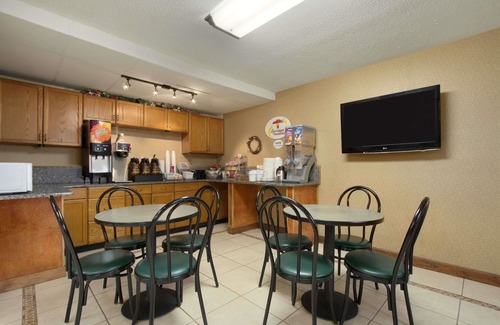 Homewood Hotel | Super 8 by Wyndham Homewood Birmingham Area