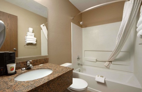 Homewood Hotel | Super 8 by Wyndham Homewood Birmingham Area