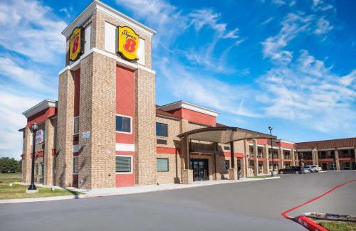Humble Hotel | Super 8 by Wyndham Humble Houston Fallcreek