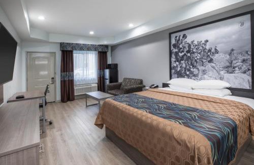 Humble Hotel | Super 8 by Wyndham Humble Houston Fallcreek